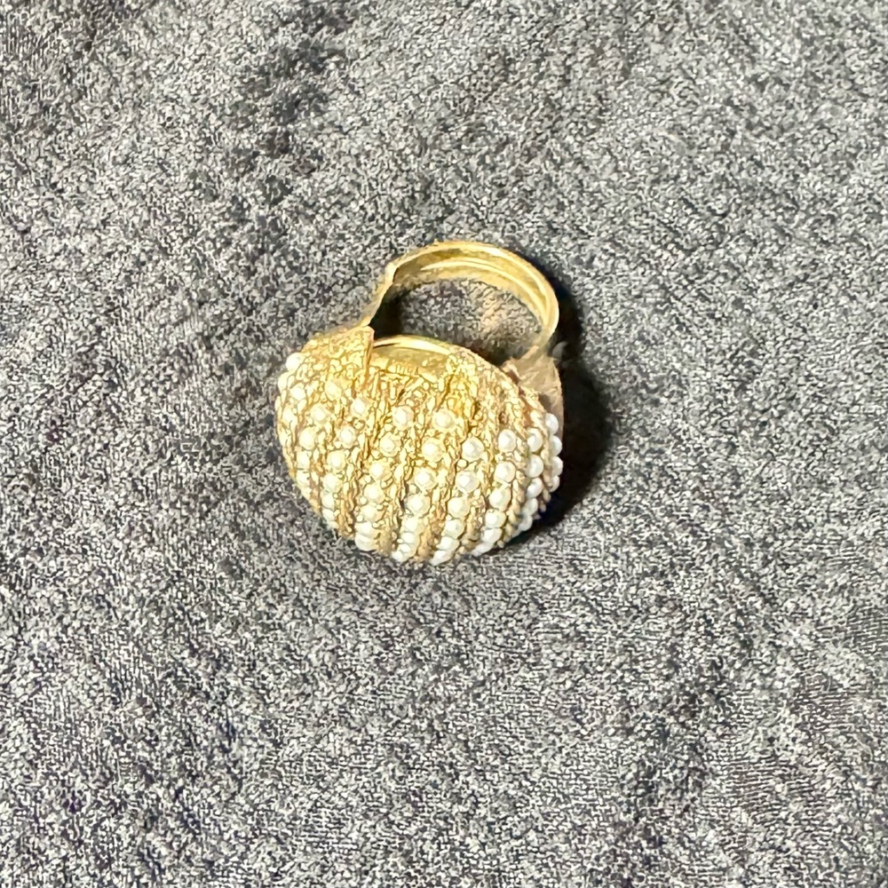 Elegant Gold and White Ring Baroness 17 Jewels